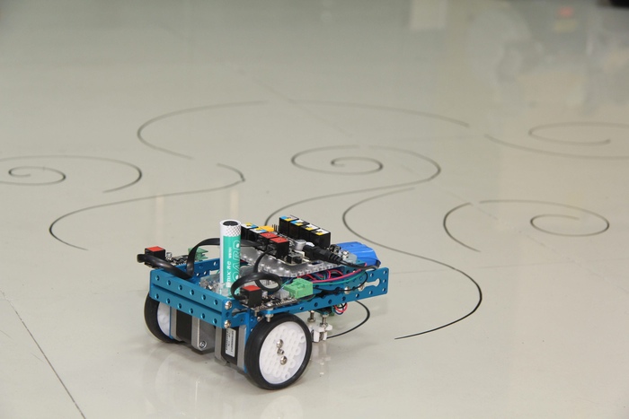Costruisci un robot per disegnare, anche sui muri